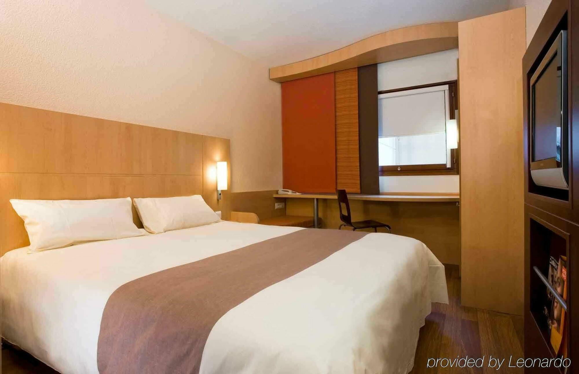 Ibis Ouest - A9